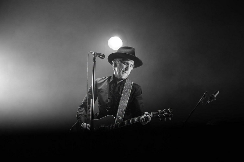 Músico actuando en el Festival Sal de Músicas con guitarra
