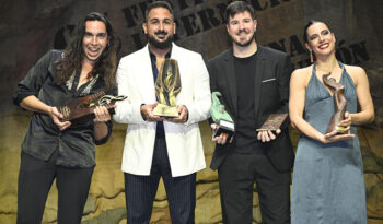 Ganadores del Festival Internacional del Cante de las Minas mostrando sus premios