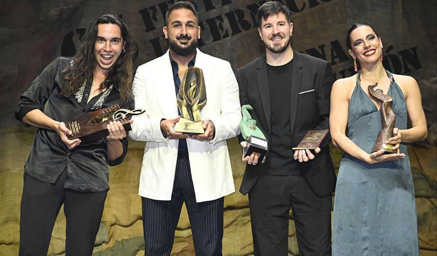 Ganadores del Festival Internacional del Cante de las Minas mostrando sus premios