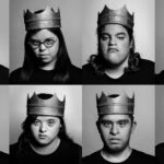 Actores con síndrome de Down en la obra Hamlet con coronas