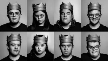 Actores con síndrome de Down en la obra Hamlet con coronas