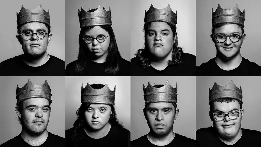 Actores con síndrome de Down en la obra Hamlet con coronas