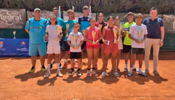 Grupo de jóvenes tenistas con trofeos en el II San Javier Open