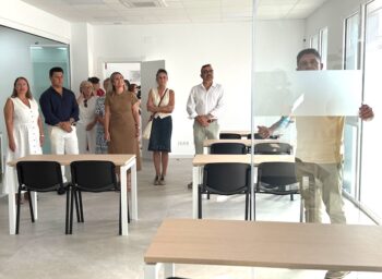 Inauguración del centro de autonomía personal en San Javier con asistentes en la sala.