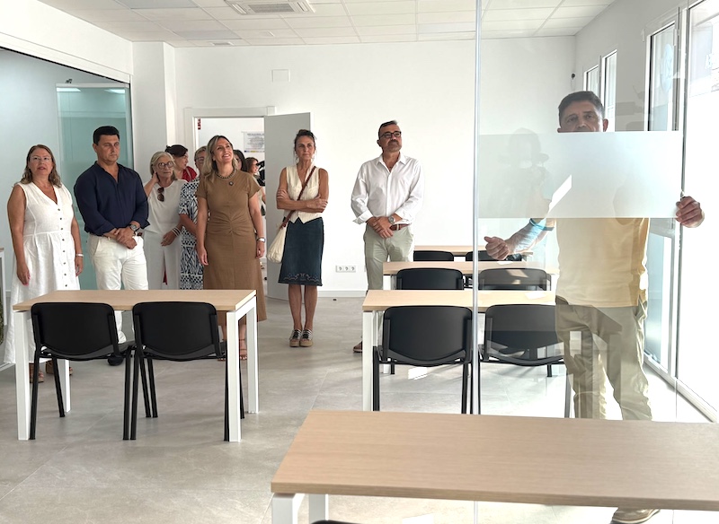 Inauguración del centro de autonomía personal en San Javier con asistentes en la sala.