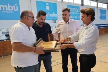 Reunión sobre el nuevo pavimento del pabellón Príncipe de Asturias en San Pedro del Pinatar.