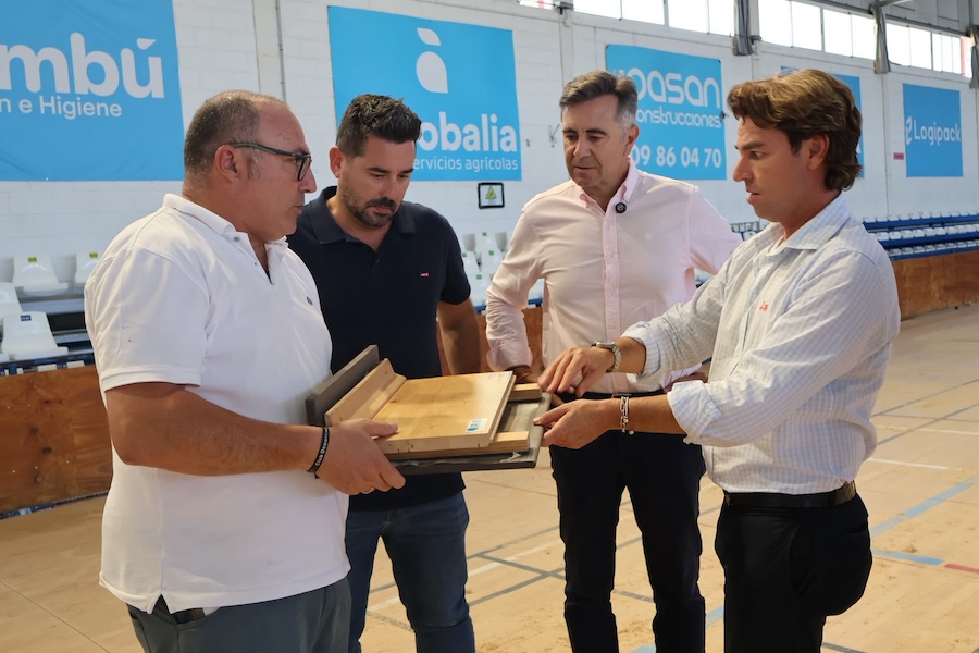 Reunión sobre el nuevo pavimento del pabellón Príncipe de Asturias en San Pedro del Pinatar.