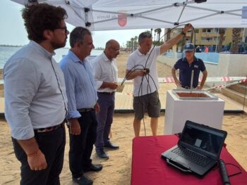 Técnicos realizando mediciones en la red piezométrica del Mar Menor