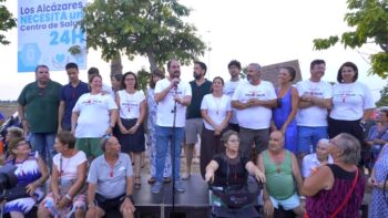 Concentración de vecinos en Los Alcázares pidiendo un centro de salud 24 horas