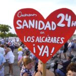 Vecinos de Los Alcázares exigen un centro de salud 24 horas con pancarta