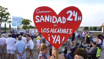 Vecinos de Los Alcázares exigen un centro de salud 24 horas con pancarta