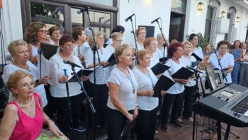 Grupo de mujeres cantando en un evento religioso en Los Alcázares