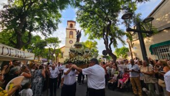 Procesión de la Virgen de la Asunción en Los Alcázares con fieles y autoridades.