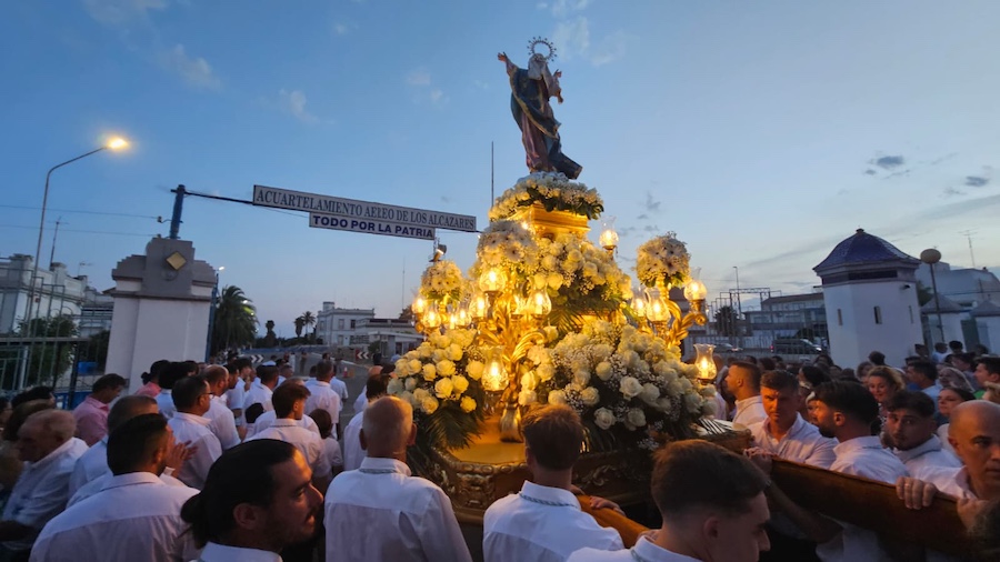 Procesión de la Virgen de la Asunción en Los Alcázares al atardecer