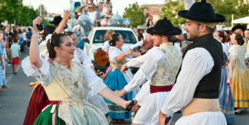 Participantes bailando en la Semana Internacional de la Huerta y el Mar en Los Alcázares