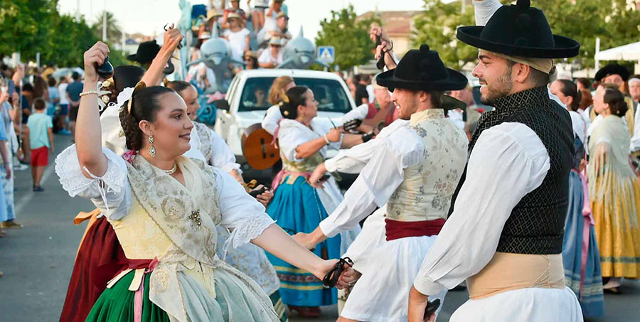 Participantes bailando en la Semana Internacional de la Huerta y el Mar en Los Alcázares