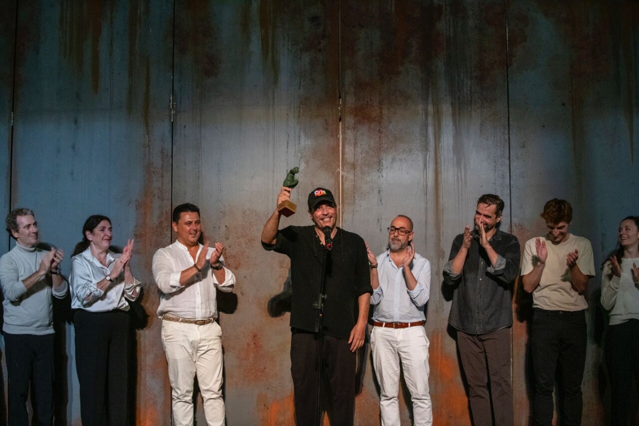 Sergio Peris-Mencheta recibiendo un premio en el escenario