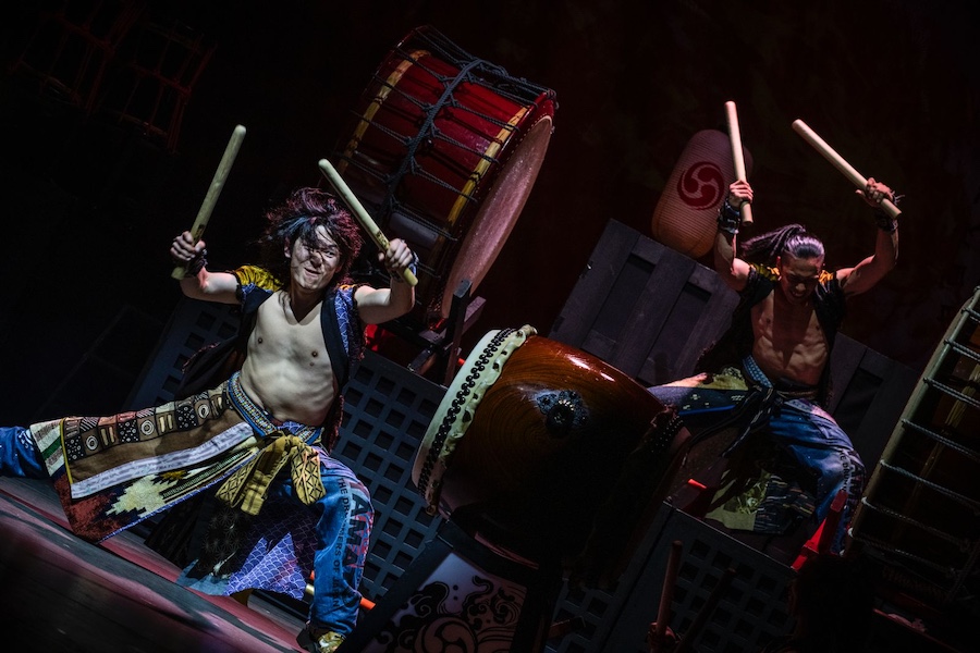 Intérpretes de Yamato tocando tambores taiko en escenario